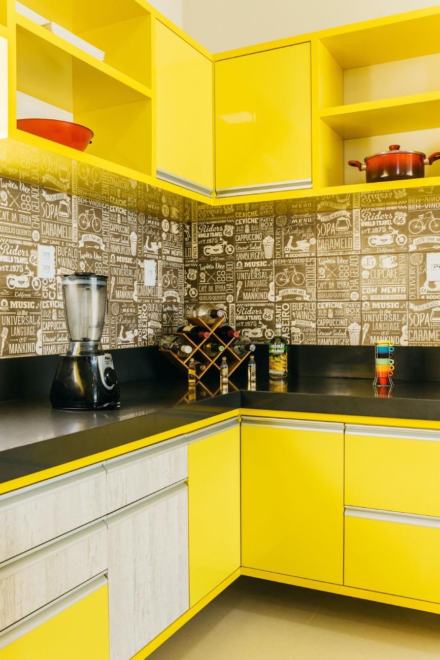 cocina amarilla con azulejos estampados, decoración maximalista