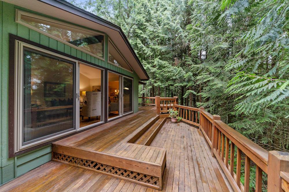 modelo de casa de madeira de campo com varanda