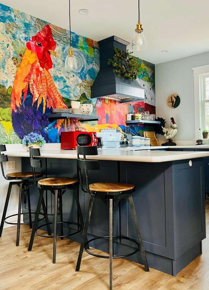 Casa com cozinha estilo americana de conceito aberto e arte na parede
