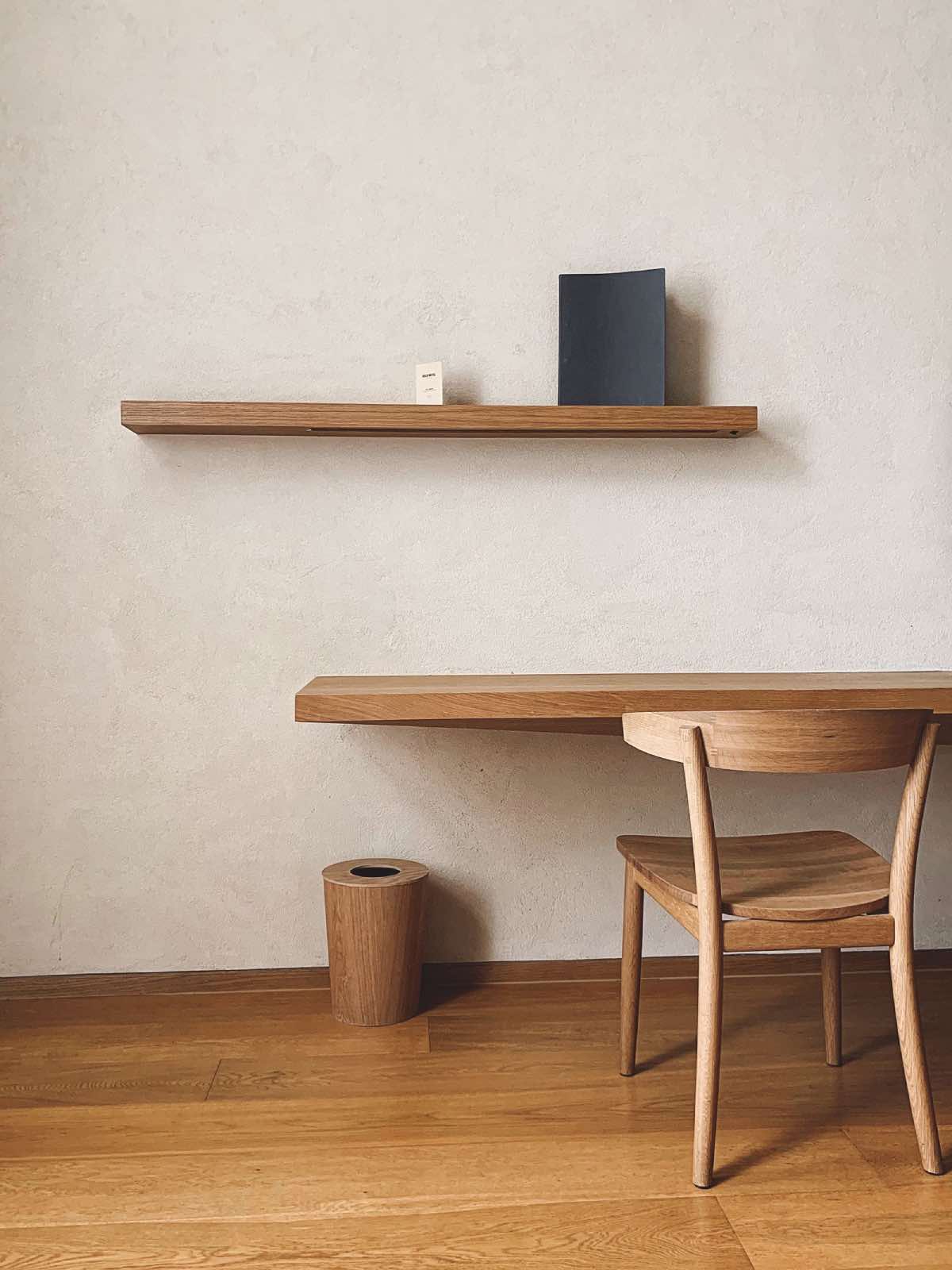 diseño de interiores con muebles de madera sostenible, escritorio, baldas, silla de madera