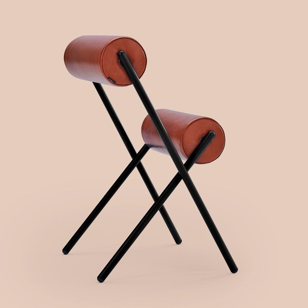 silla de diseño negra y marrón, mut design