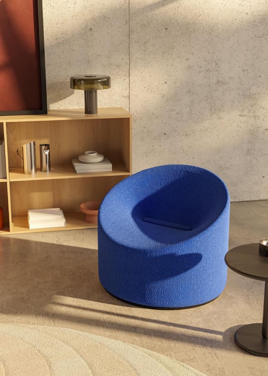 sala de estar moderna con mueble de madera y sillón azul, mut design