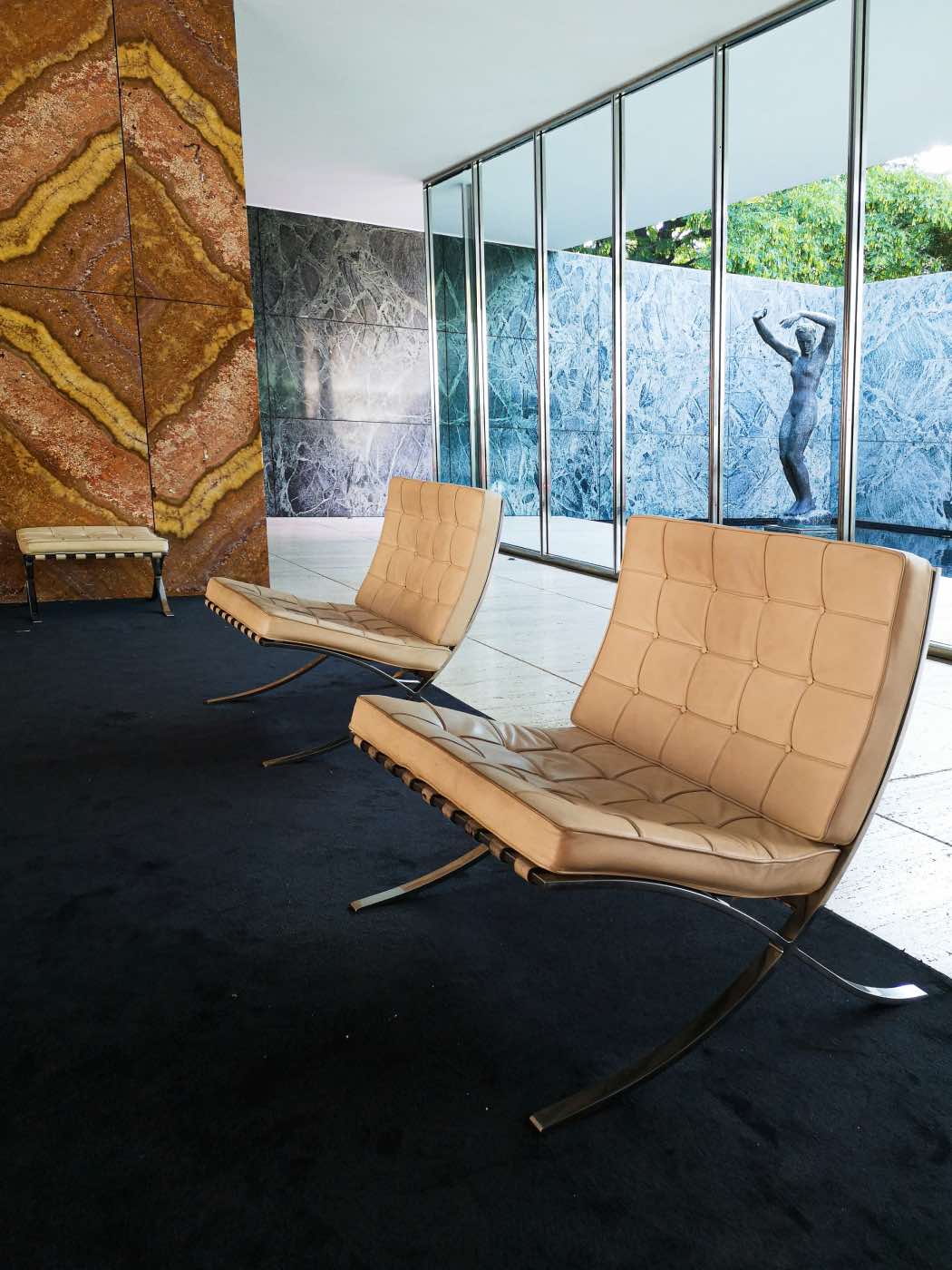 sillas barcelona de cuero blanco, diseño moderno, mies van der rohe