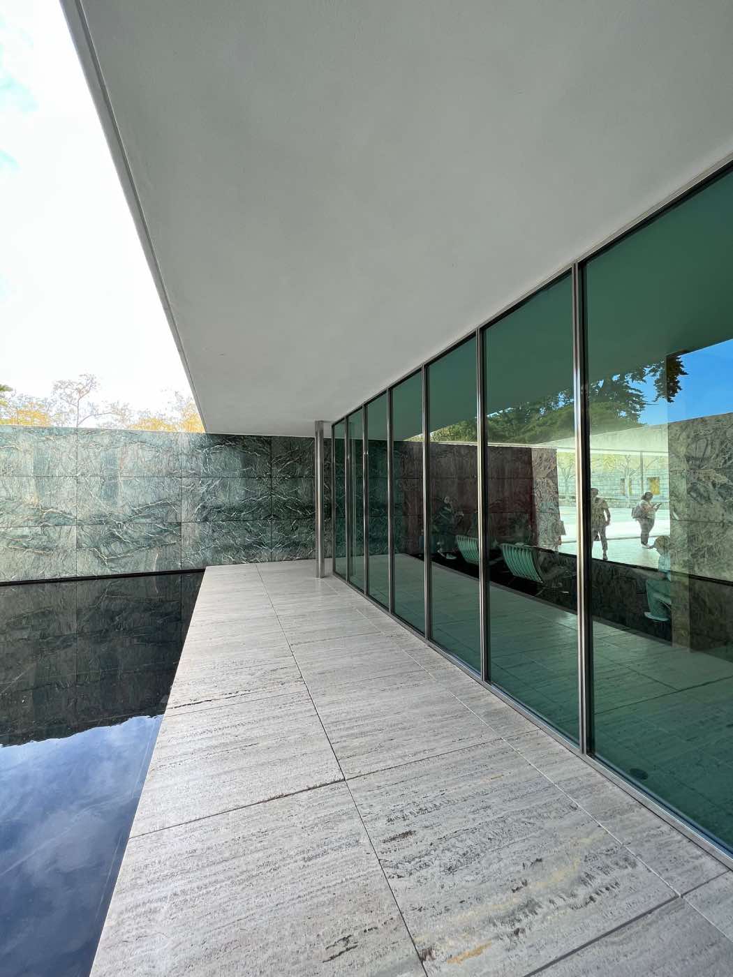 Pabellón Barcelona, Mies van Der Rohe. arquitectura moderna con mármol, cristal, acero
