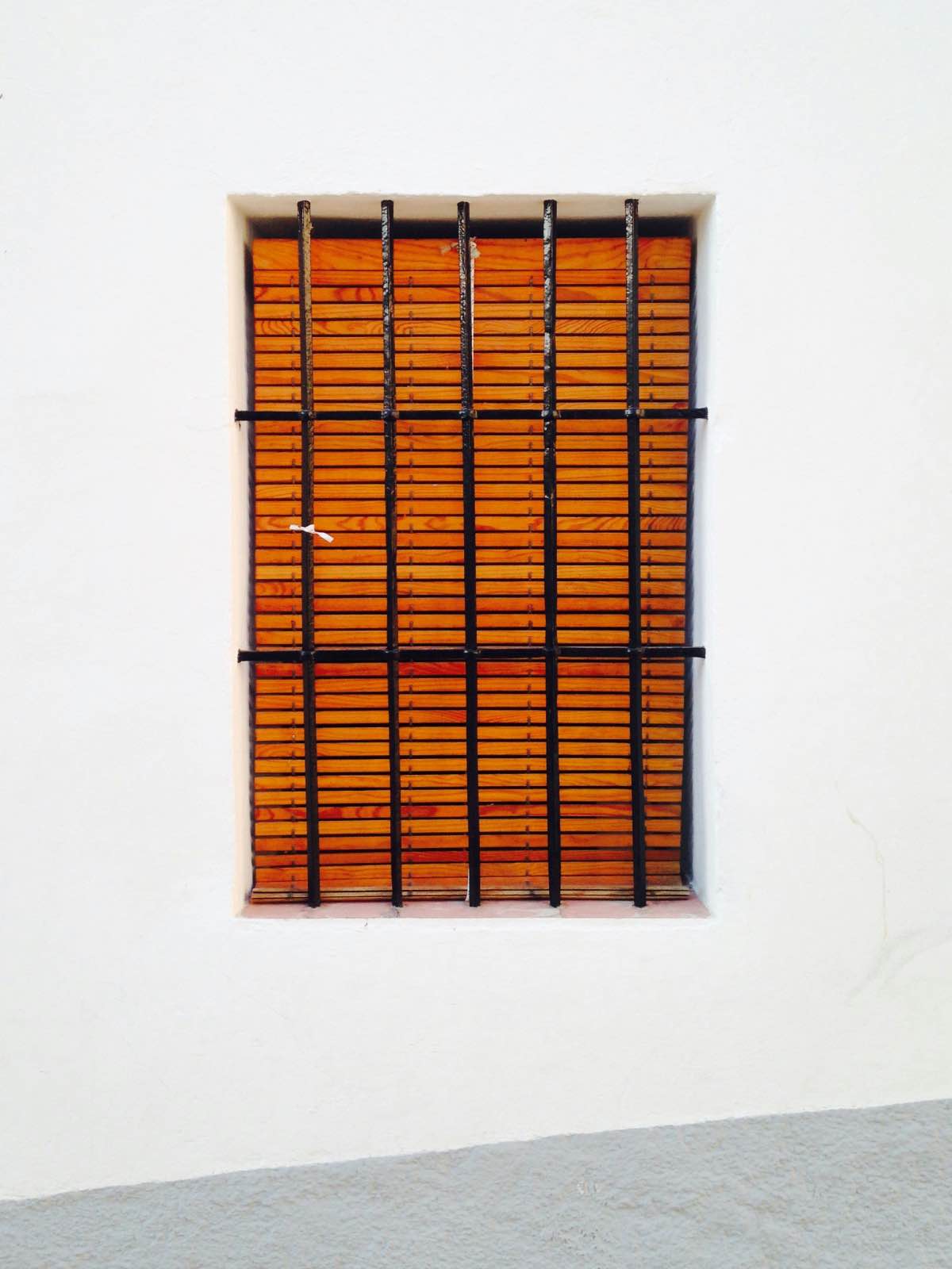 ventana con persianas alicantinas de madera