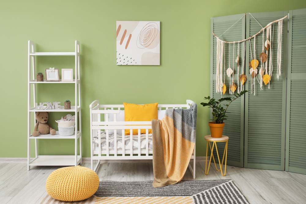 Quarto de bebe moderno com paleta de cores verde e amarelo