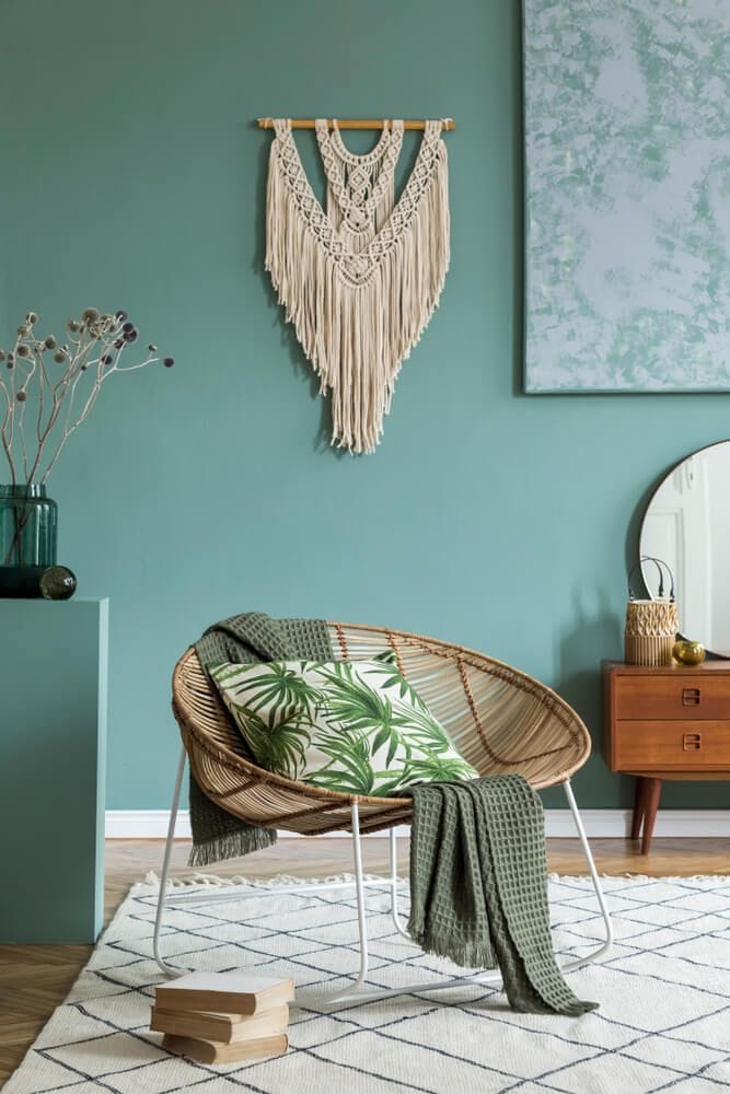 decoración boho-chic, sala de estar con pared azul