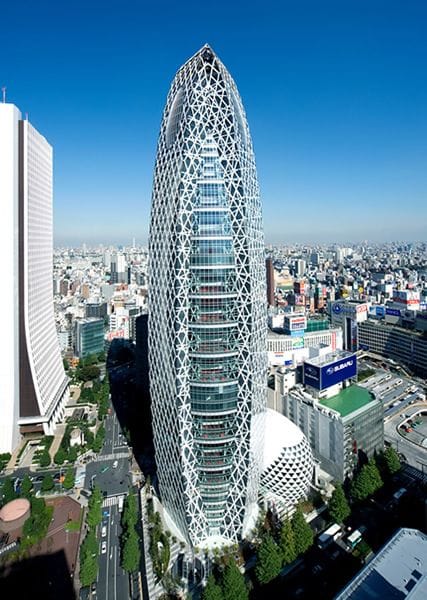 Torre contemporânea Mode Gakuen Cocoon em tóquio com formato futurista