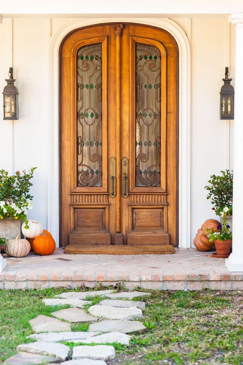 decoración con vidrieras, puerta de entrada de casa