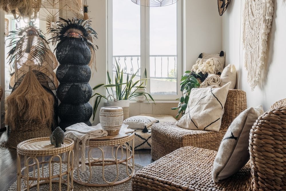 sala de estar de diseño bohemio, con sillones de ratán y mesitas estilo boho-chic