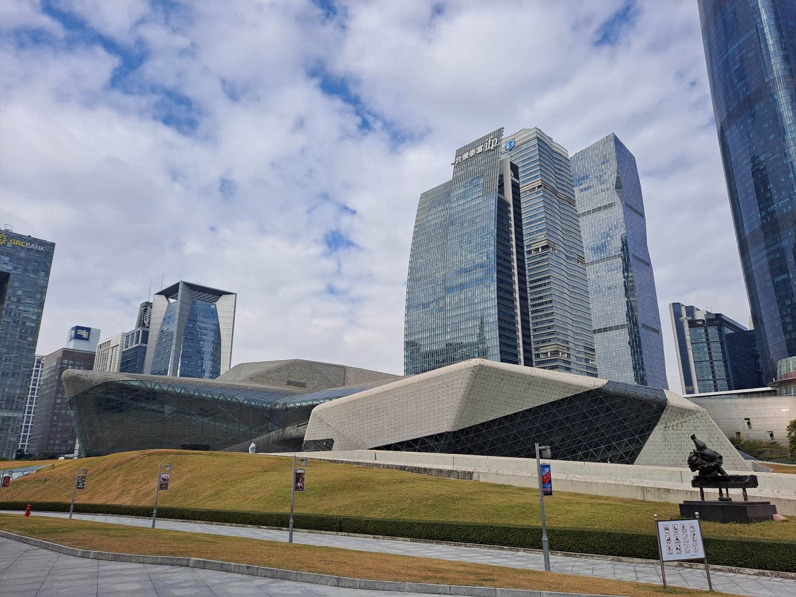 Ópera de Guangzhou, obra de Zaha Hadid Architects. arquitectura contemporánea china