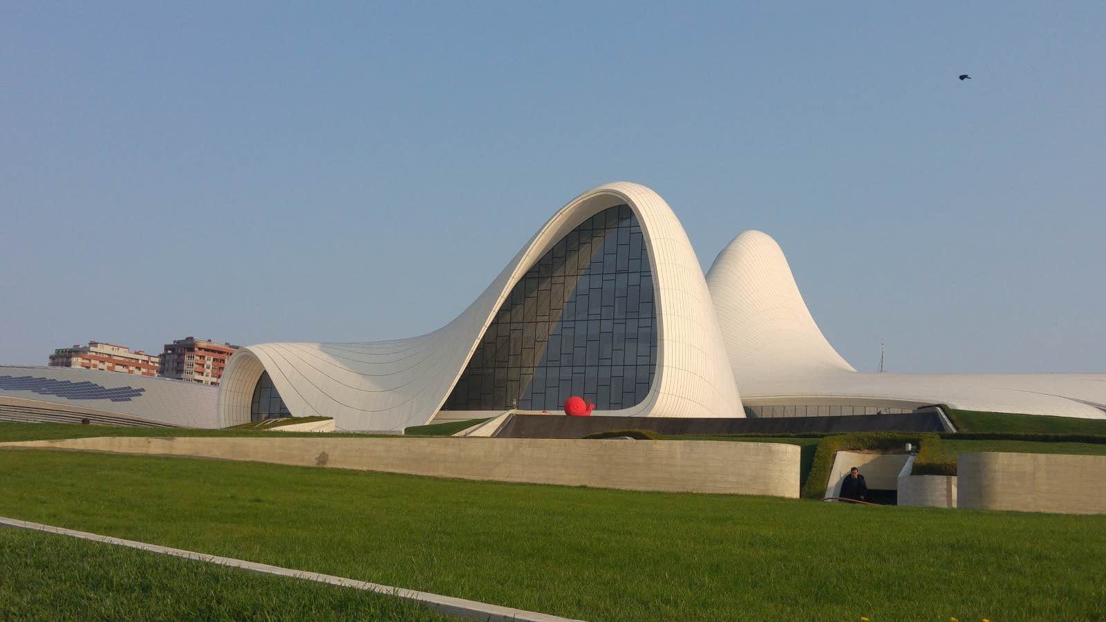 Centro Cultural Heydar-Aliyev en Bakú, obra de Zaha Hadid Architects. arquitectura contemporánera