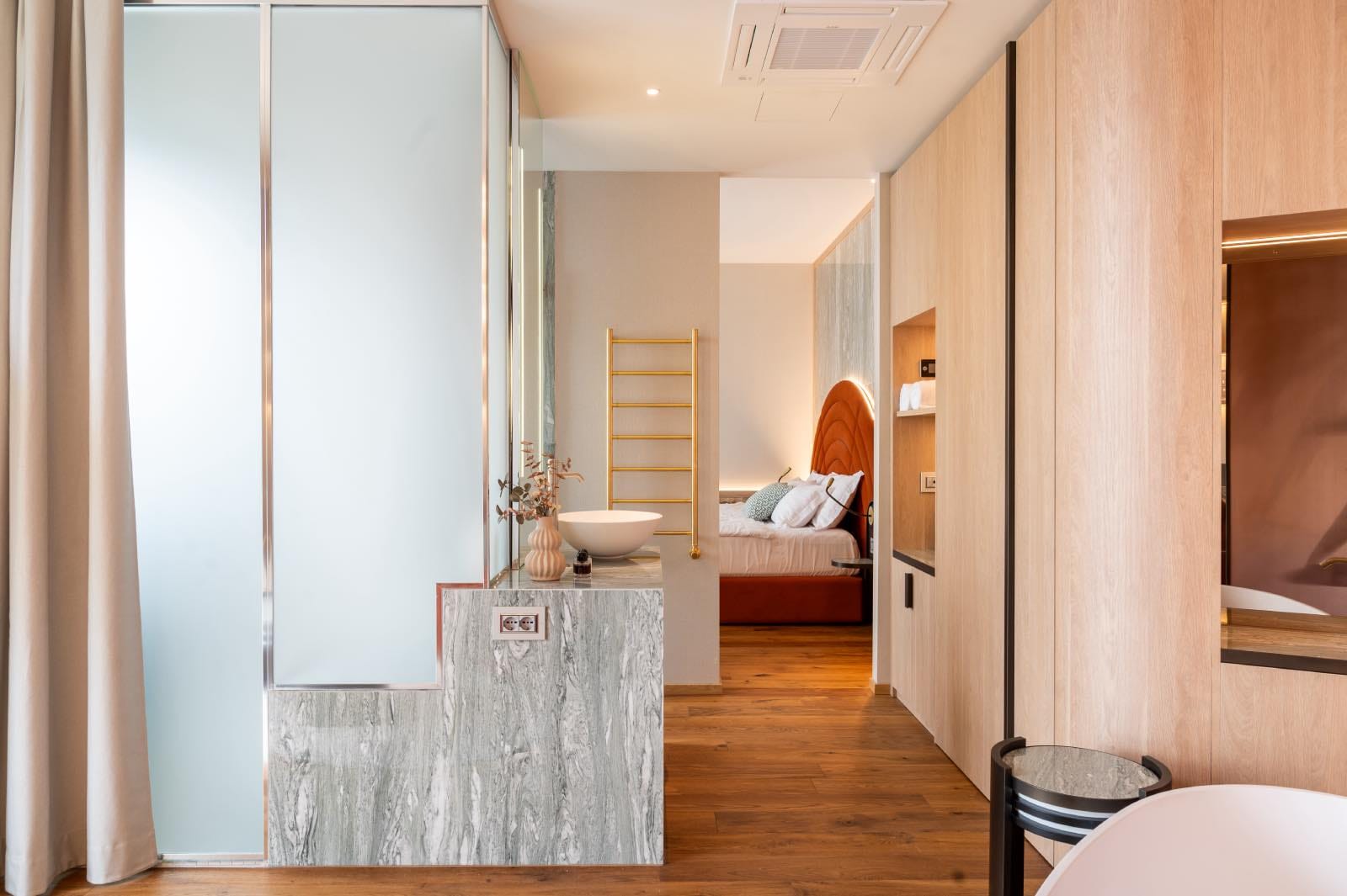 cuarto de baño de hotel moderno de lujo con mármol azul y suelo de madera