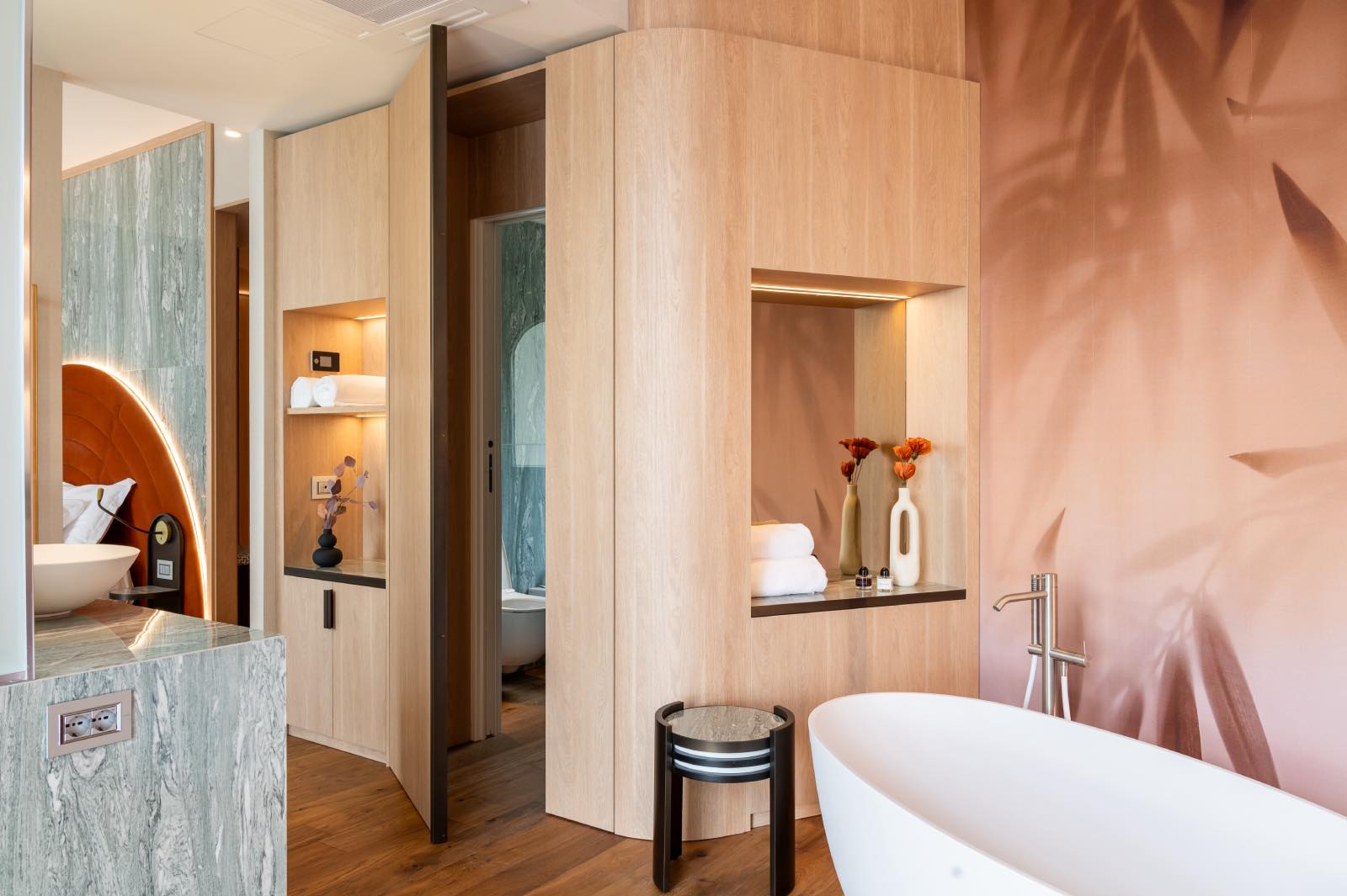 cuarto de baño moderno de hotel en italia con pared de madera y bañera 