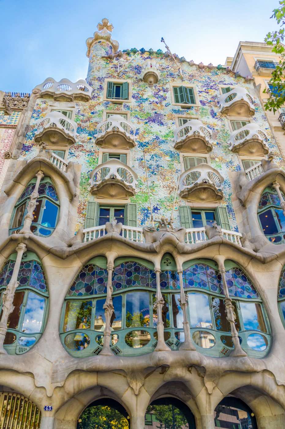 arquitectura modernista de antoni gaudi: casa batllo en barcelona