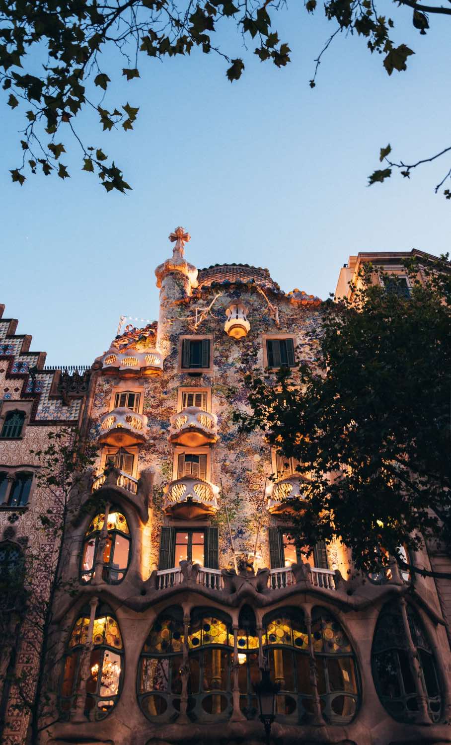 fachada de la casa batlló en barcelona, arquitectura modernista