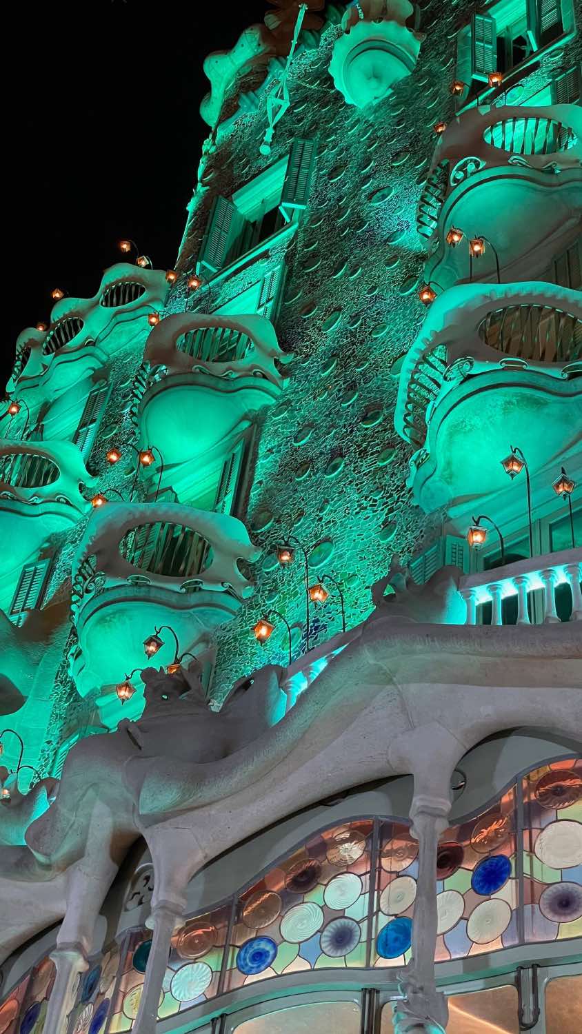 fachada de la casa batlló en barcelona, arquitectura modernista