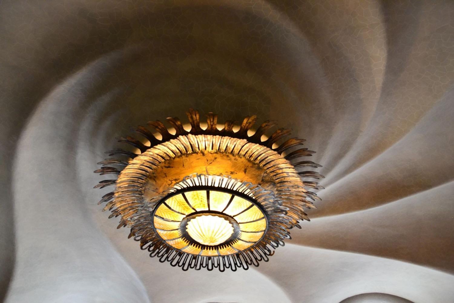 lámpara y diseño de interiores en la casa batllo en barcelona, gaudi