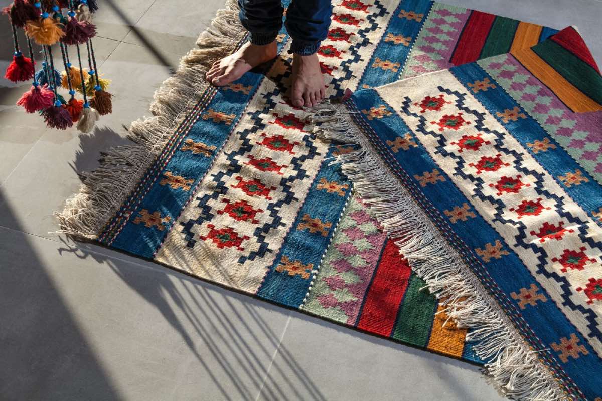 alfombras de colores en diseño de casas pequeñas