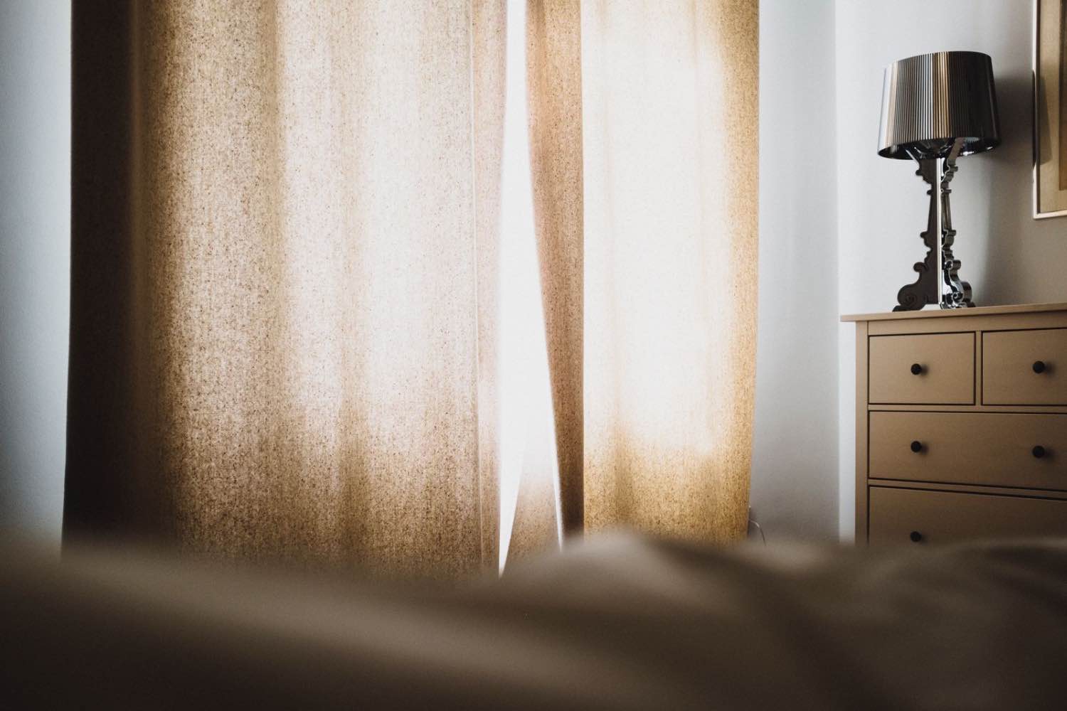 diseño de casas pequeñas, dormitorio con cortinas marrones