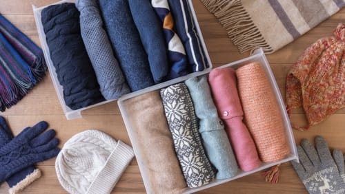guardar roupas em diferentes cestas dentro de gavetas