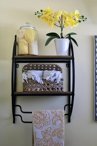 suporte de toalhas com prateleiras e elementos decorativos