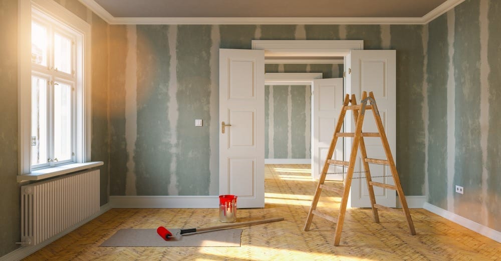 interior de casa sendo renovada com nova pintura nas paredes