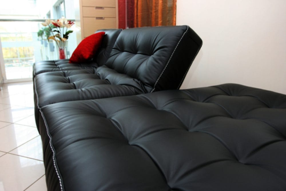Sofá cama preto de couro no escritório