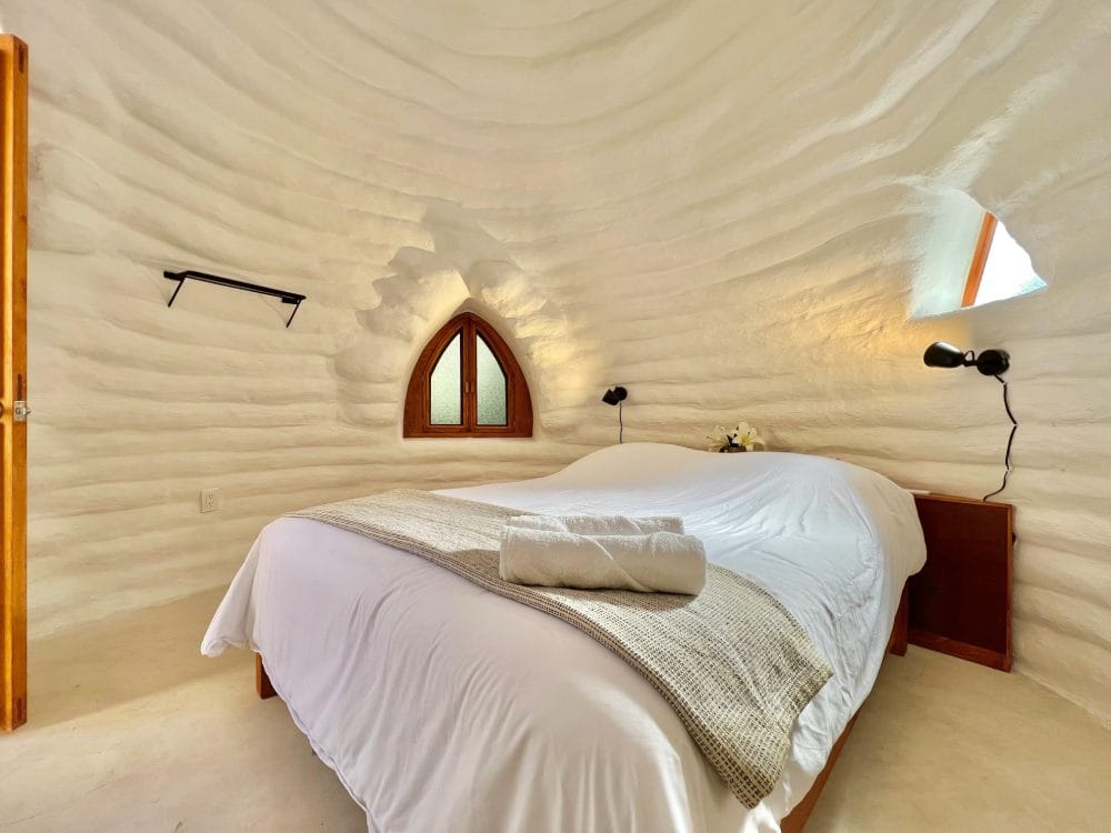 Quarto de casal branco com móveis de madeira