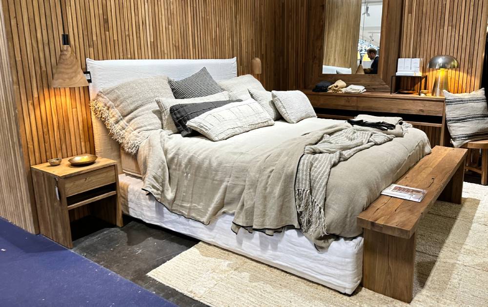 cama em exposição de feira de móveis Mainson&Objet 2024 na frança