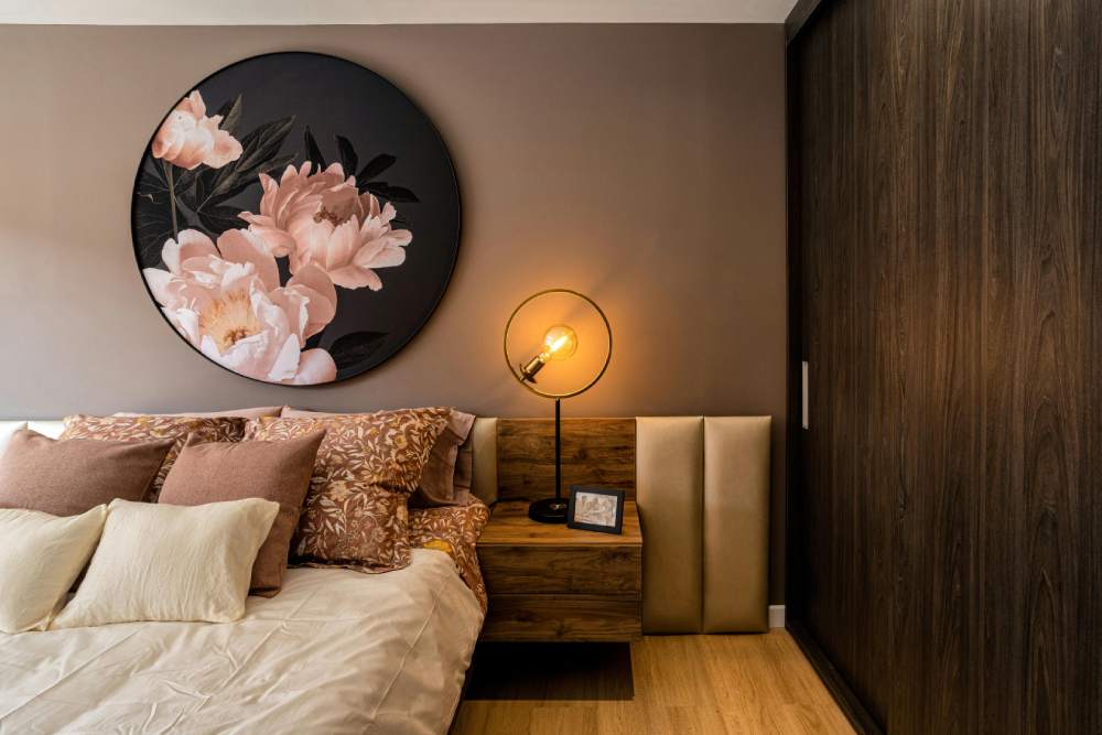 decoração com estampa floral em cama e quadro dentro do quarto de casal