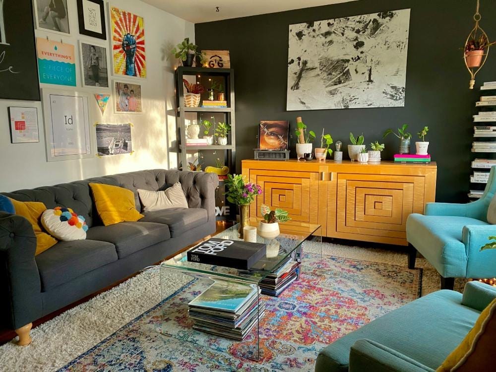 sala de estar de apartamento decorada com parede de destaque cinza