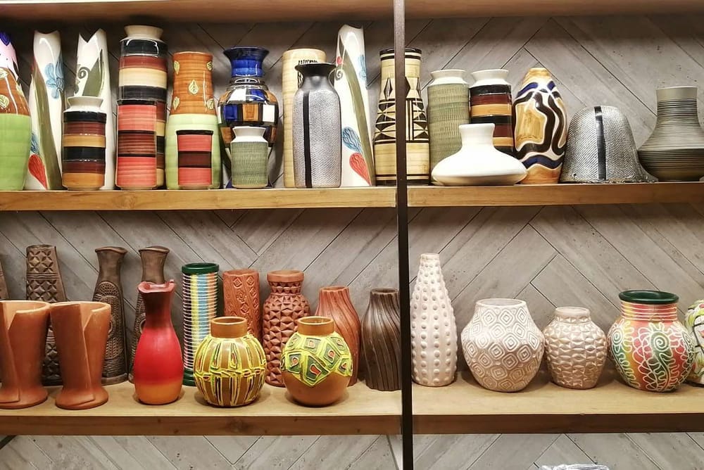 decoração maximalista com diferentes texturas como vasos de cerâmica