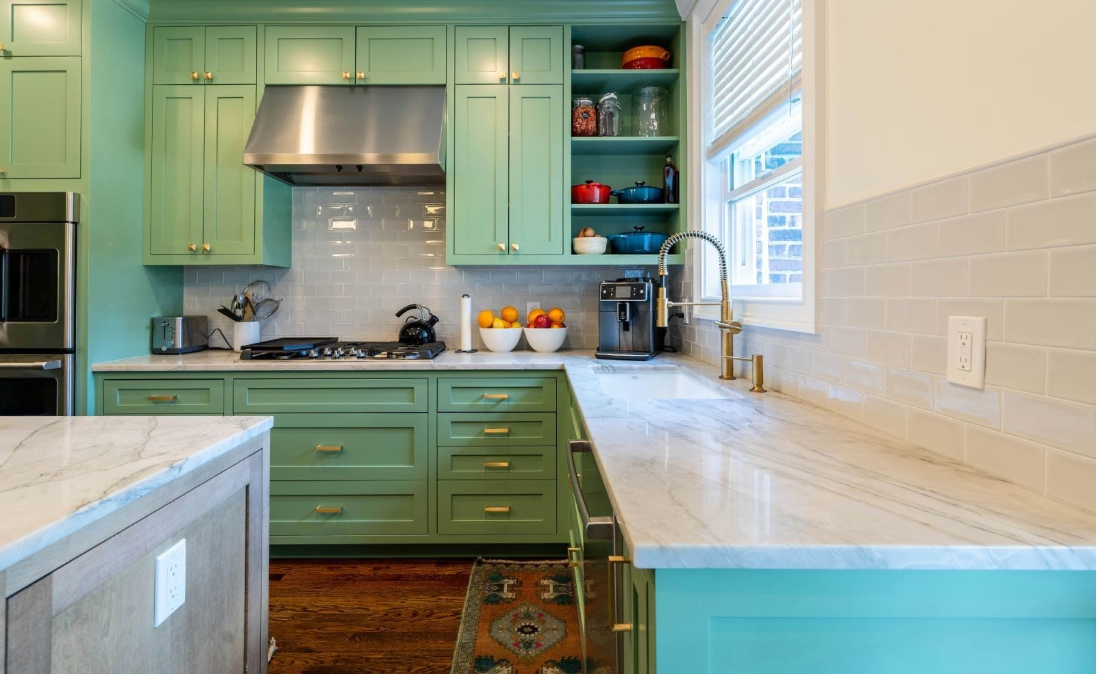 cocina verde moderna, psicología del color en diseño de interiores