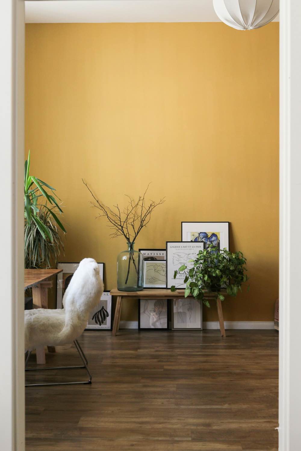decoración con pared amarilla, la psicología del color amarillo en diseño de interiores