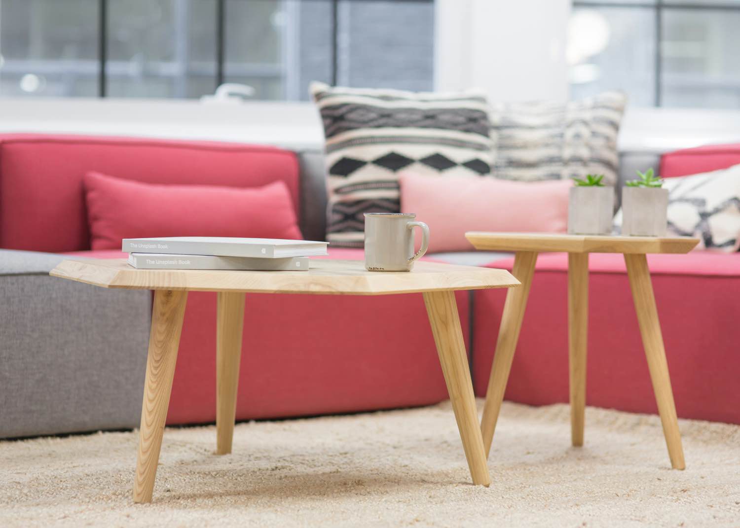 sofá rosa, psicología del color en diseño de interiores