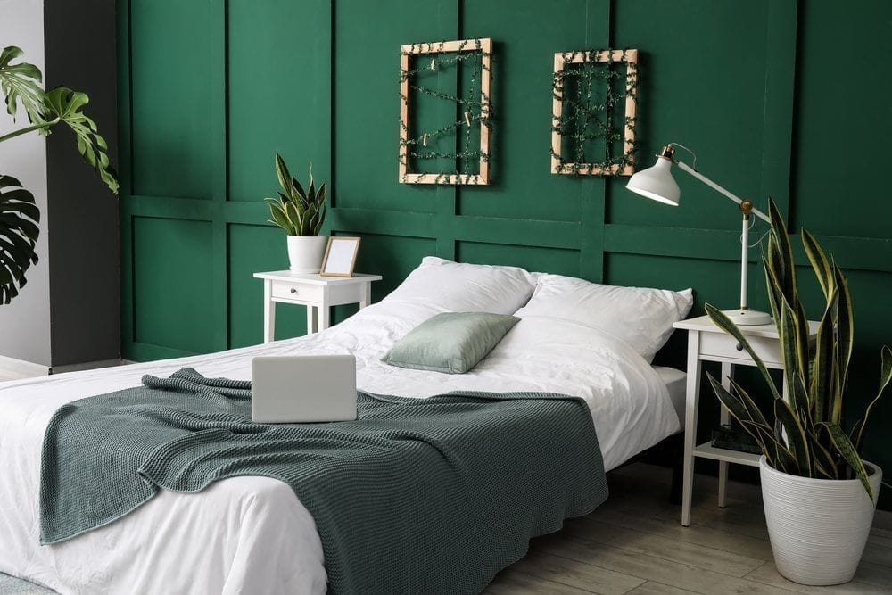 Quarto de casal verde com manta cinza