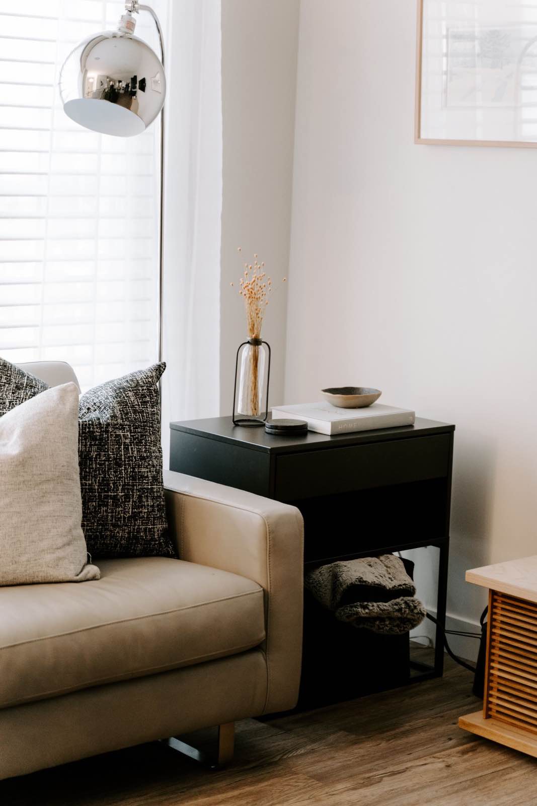sala de estar con sofá gris y mesita negra, decoración tonos neutros