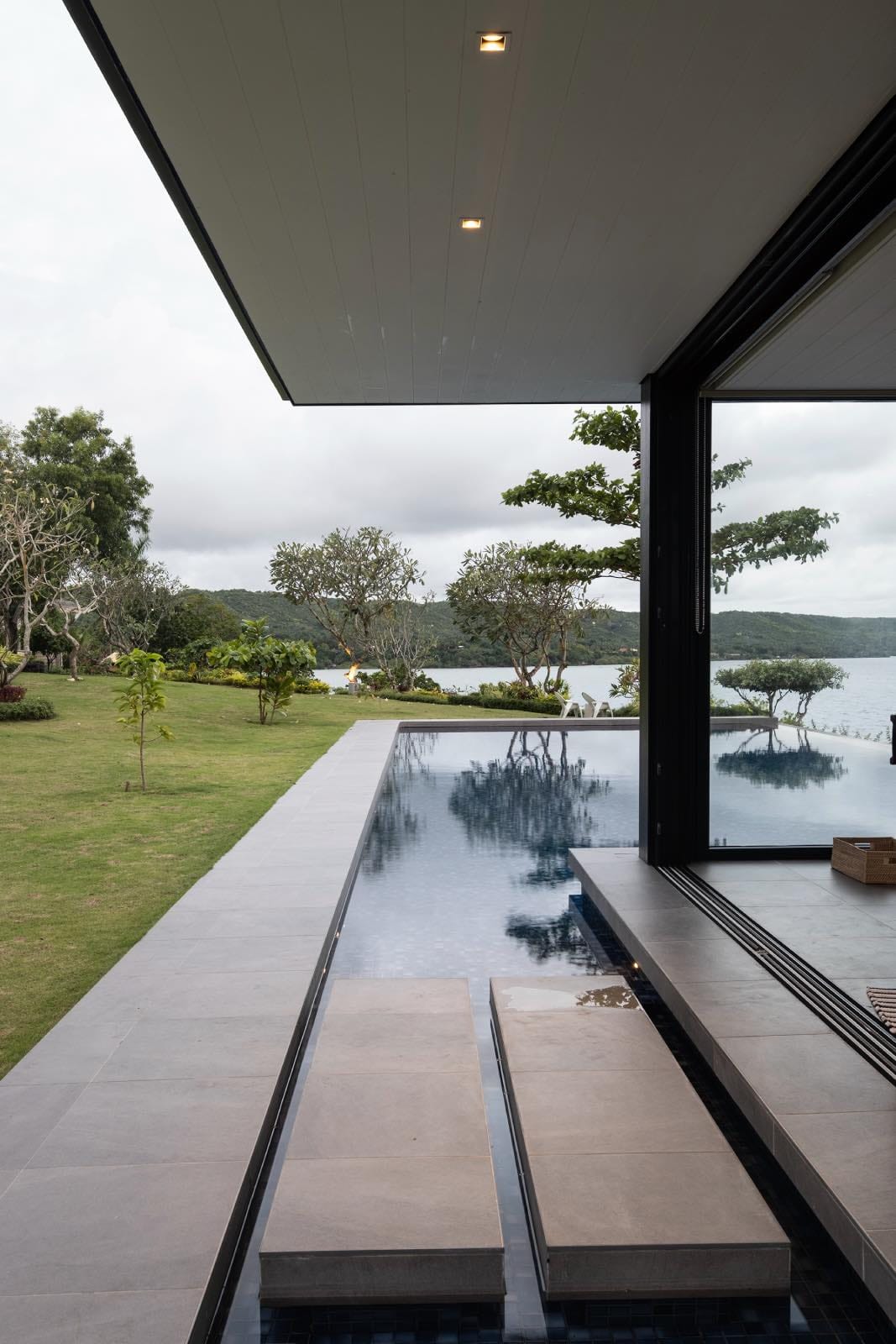 casa moderna de cristal con piscina en filipinas, villa con vistas al mar