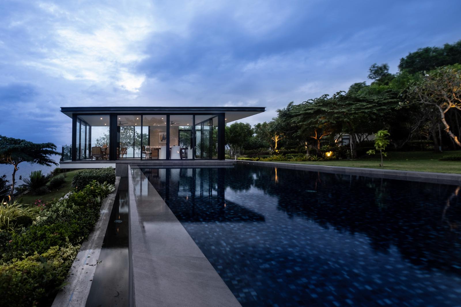 casa moderna de cristal con piscina en filipinas, villa de lujo en el bosque tropical