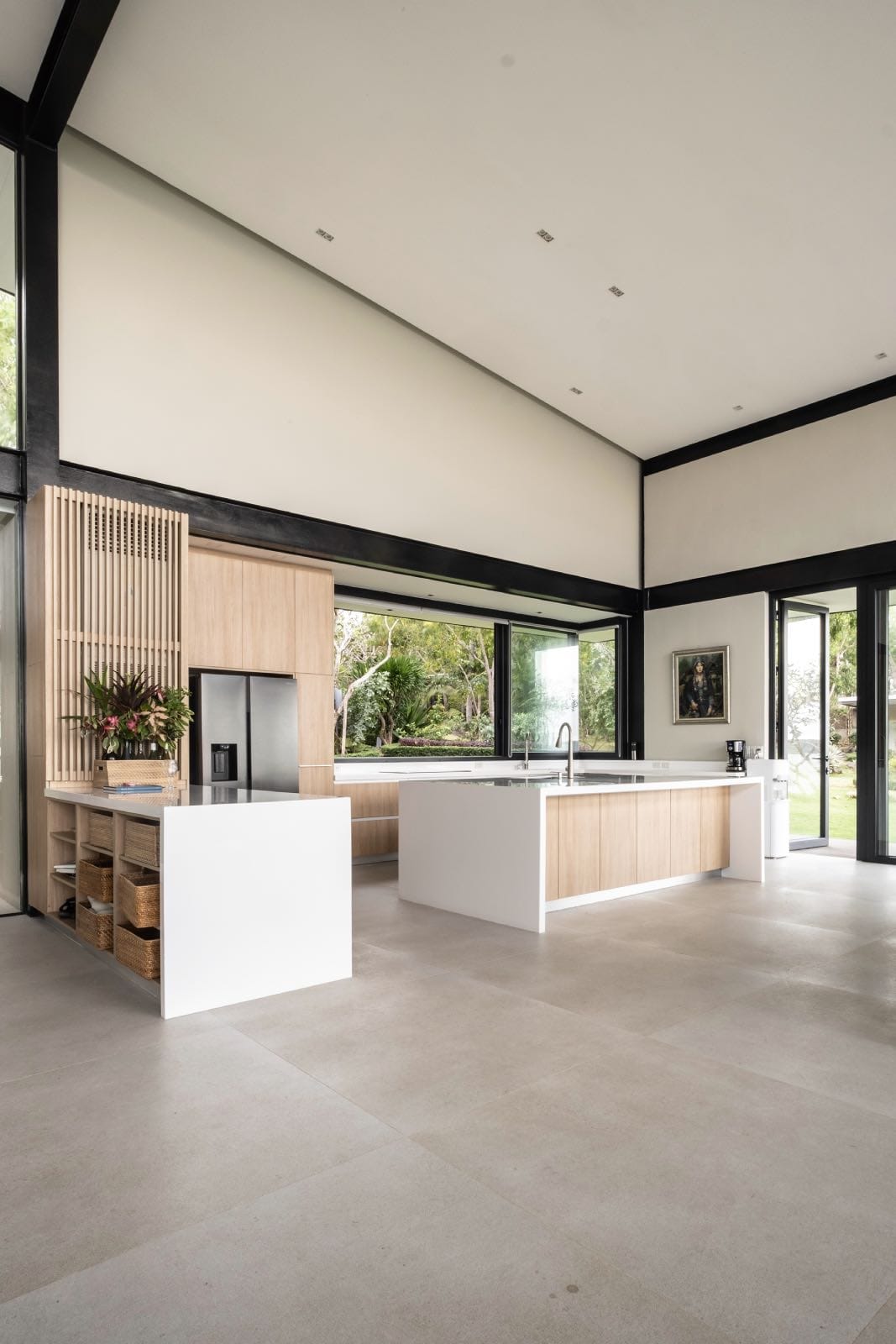 cocina moderna de lujo en casa de cristal en filipinas, cocina blanca y de madera