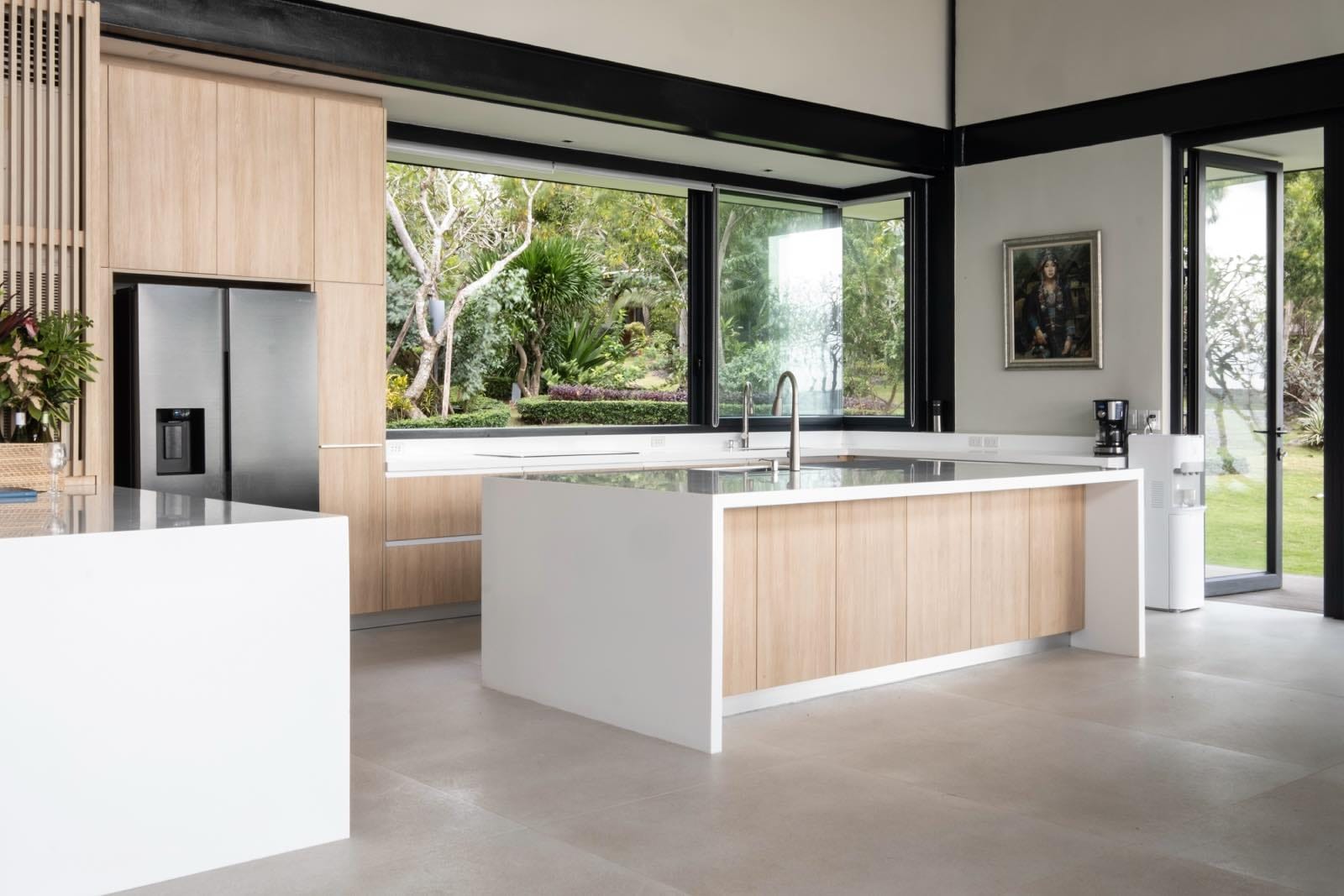 cocina moderna blanca y de madera, casa en filipinas, villa de lujo de cristal