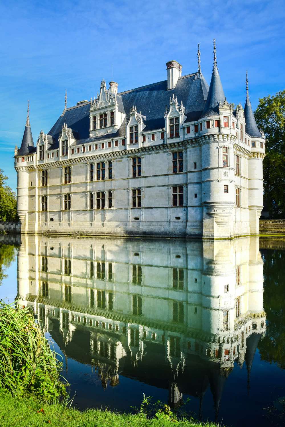 Los Castillos del Loira: chateau de Azay-le-Rideau, palacio, lago, arquitectura francesa