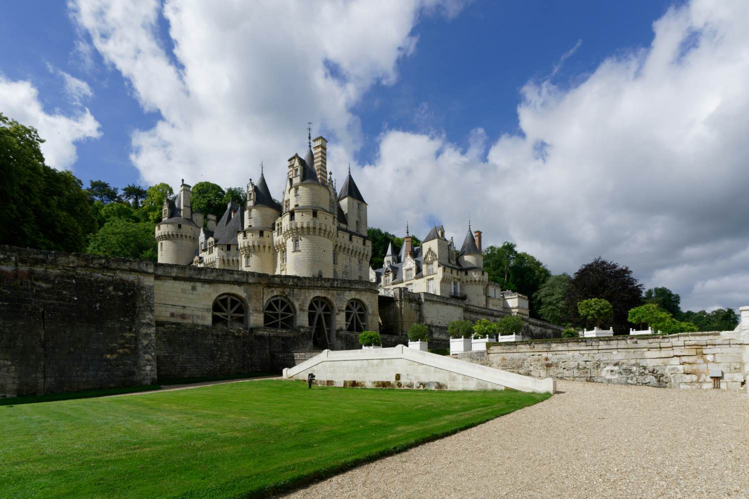 castillos del loira: Château d'Ussé. palacio de piedra con jardines, arquitectura francesa