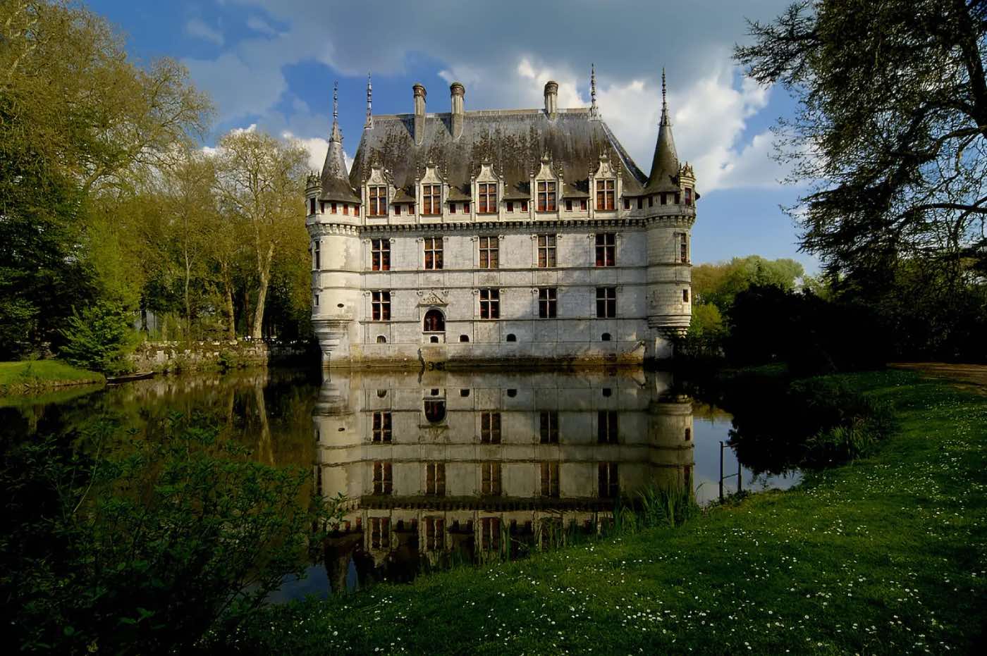 Los Castillos del Loira: chateau de Azay-le-Rideau, arquitectura francesa, palacio lago