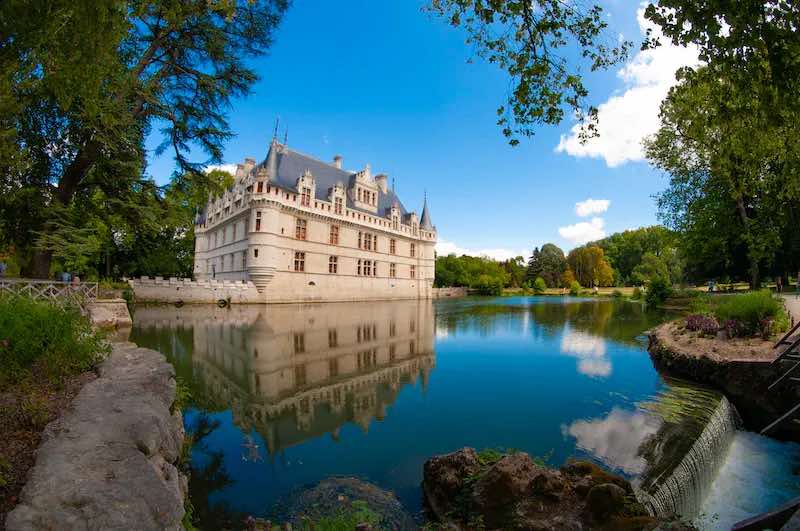 Los Castillos del Loira: chateau de Azay-le-Rideau, arquitectura francesa, palacio lago