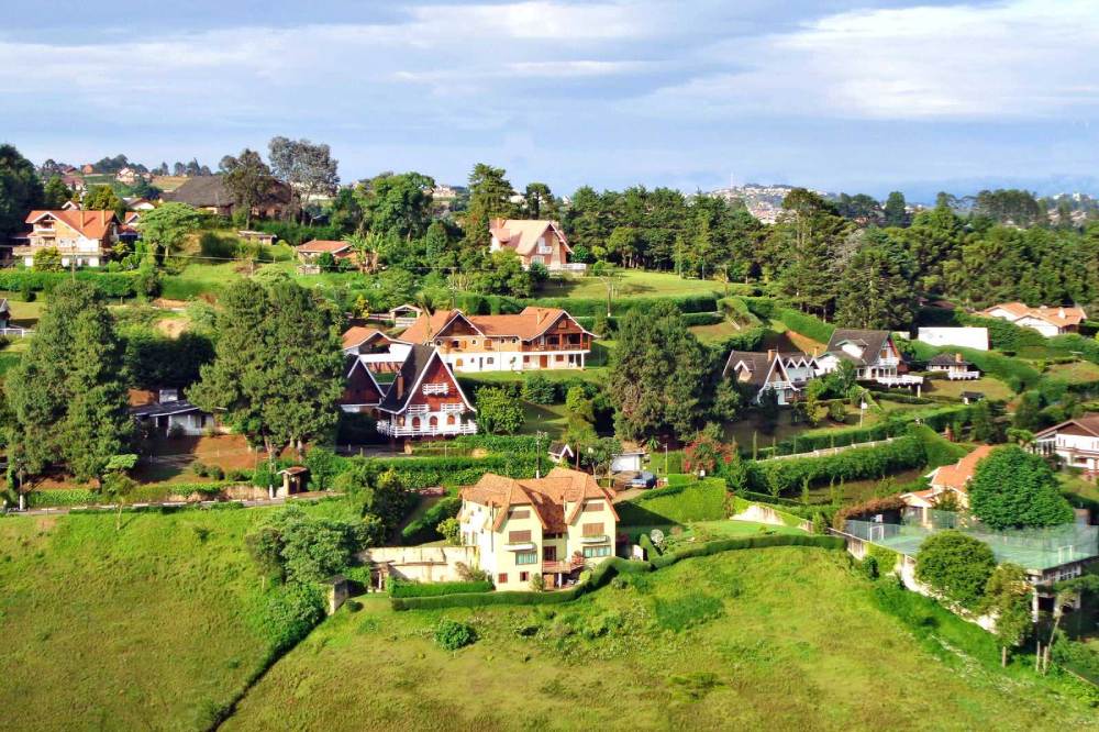 Campos do Jordão é um município na Serra da Mantiqueira, no Brasil, com paisagismo e arquitetura que remetem a suíça