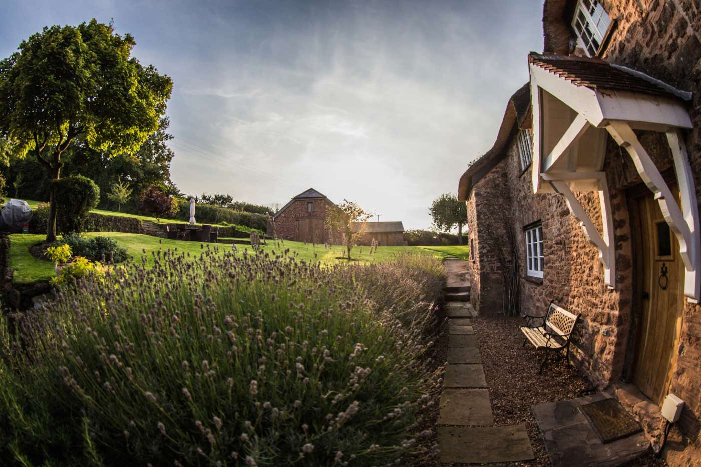 casa rústica de piedra bonita con jardín