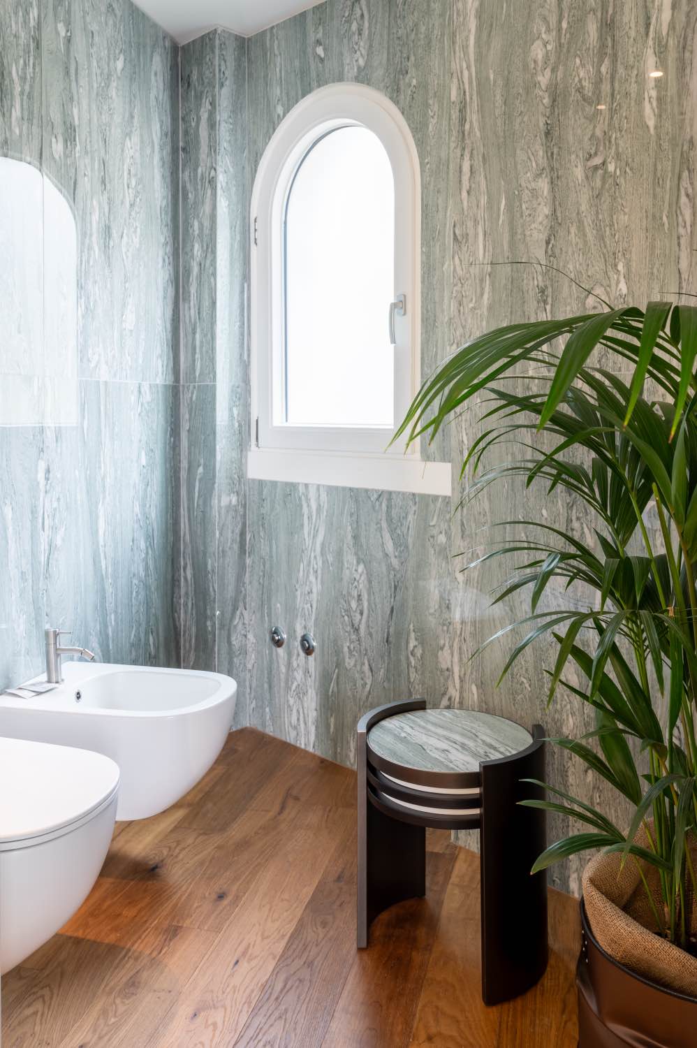 cuarto de baño con suelo porcelánico efecto madera