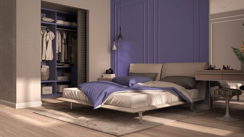 elegantes Schlafzimmer in Violett und Grau